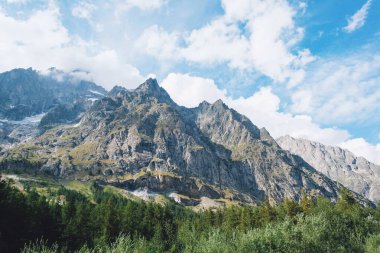 Val Ferret, İtalya 'daki güzel dağ manzarası.