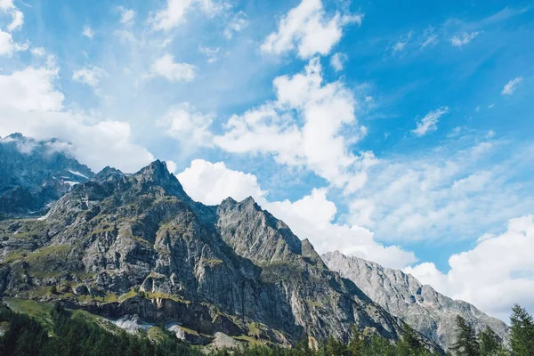 Val Ferret, İtalya 'daki güzel dağ manzarası.