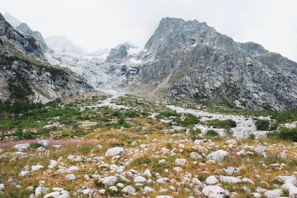 Val Ferret, İtalya 'daki güzel dağ manzarası.