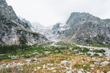 Val Ferret, İtalya 'daki güzel dağ manzarası.