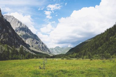 Val Ferret, İtalya 'daki güzel dağ manzarası.