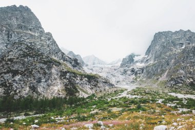 Val Ferret, İtalya 'daki güzel dağ manzarası.