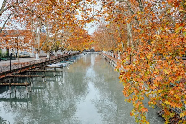 Annecy, Fransa - Kasım 2018: Annecy kanalının sonbaharda görüntüsü..