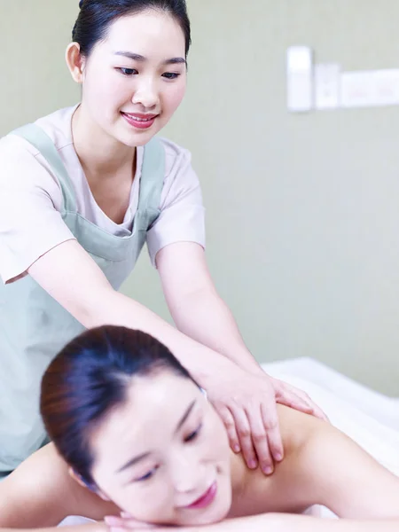 Jovem Asiático Massagista Prestação Serviço Massagem Para Cliente Feminino Spa — Fotografia de Stock