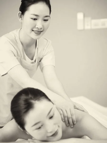 Genç Asya Masöz Kadın Müşteri Güzellik Spa Masöz Siyah Beyaz — Stok fotoğraf