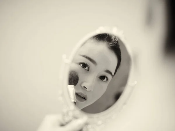 Красивая Молодая Азиатская Женщина Глядя Себя Зеркало Нанесении Макияжа Лицо — стоковое фото