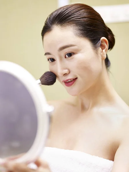 Krásná Mladá Asijská Žena Při Pohledu Zrcadla Při Použití Make — Stock fotografie