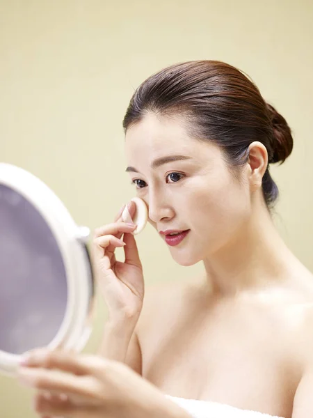 Krásná Mladá Asijská Žena Při Pohledu Zrcadla Mytí Obličeje Houbou — Stock fotografie