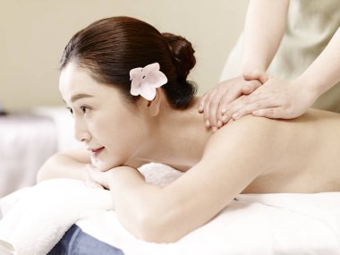 güzel bir genç Asyalı kadın masaj spa salonda alma yan görünüm.