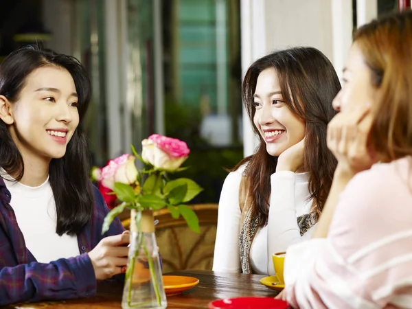 Три Щасливі Красиві Молоді Азіатські Жінки Сидять Столом Балакаючи Кав — стокове фото