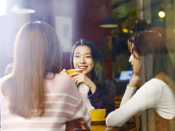 Drei Glückliche Schöne Junge Asiatische Frauen Sitzen Tisch Und Unterhalten — Stockfoto