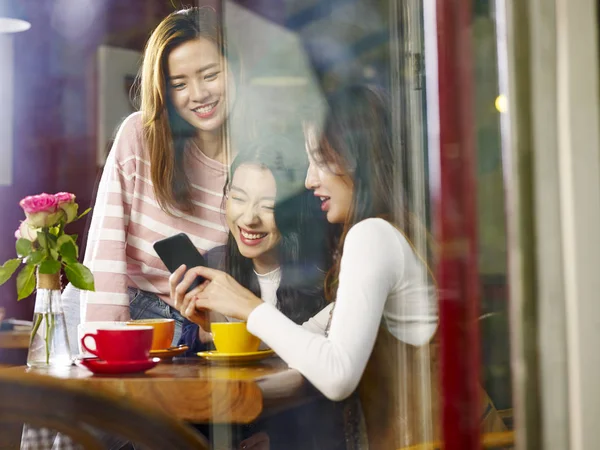 Drei Glückliche Schöne Junge Asiatische Frauen Die Tisch Sitzen Und — Stockfoto