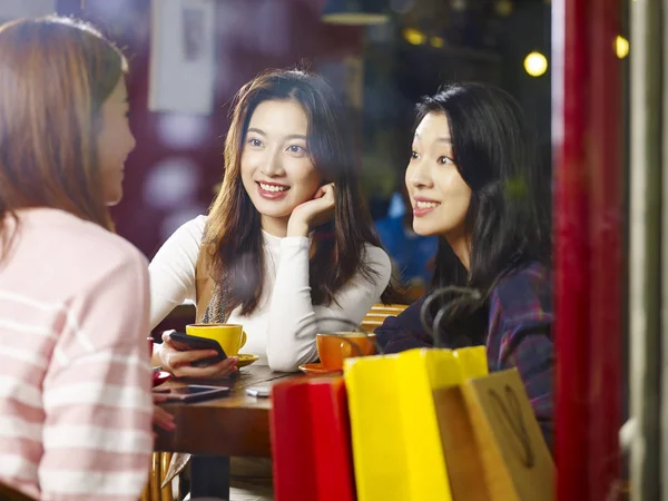 Drei Glückliche Schöne Junge Asiatische Frauen Sitzen Tisch Und Unterhalten — Stockfoto