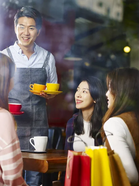 Mutlu Genç Gülümseyen Asya Garson Kahve Dükkanı Kadın Müşterilerine Hizmet — Stok fotoğraf