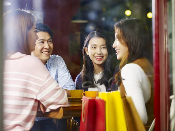 Vier Glückliche Junge Asiatische Erwachsene Männlich Und Weiblich Entspannend Plaudernd — Stockfoto