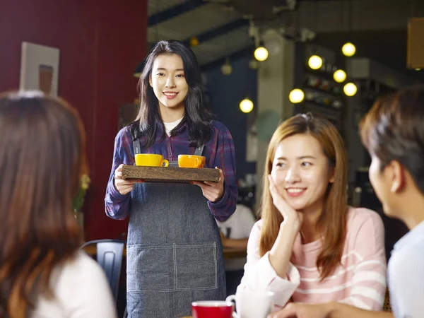 Fiatal Ázsiai Pincérnő Kiszolgálása Kávézóban Mosolyogva Összpontosítani Háttérben Lány — Stock Fotó