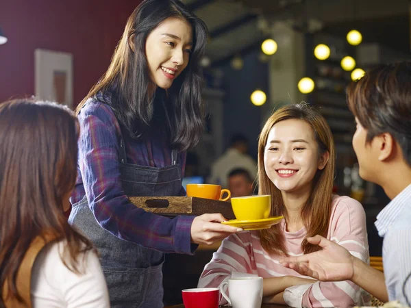 Junge Lächelnde Asiatische Kellnerin Serviert Kaffee Kunden — Stockfoto