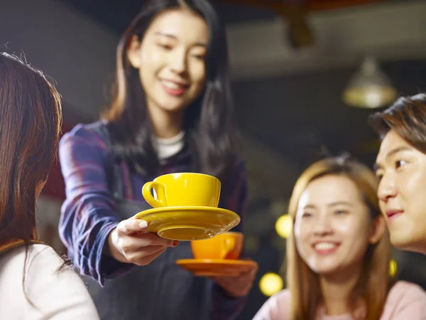 Mladý Usměvavý Asian Servírka Porci Kávy Zákazníkům Zaměřují Pohár — Stock fotografie