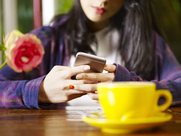 Asiatin Spielt Mit Handy Während Sie Kaffee Cappuccino Trinkt Konzentriert — Stockfoto