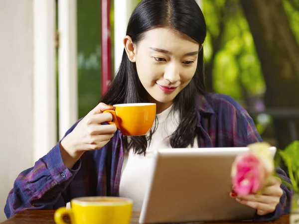 Hermosa Joven Asiático Mujer Usando Digital Tablet Mientras Bebiendo Capuchino — Foto de Stock