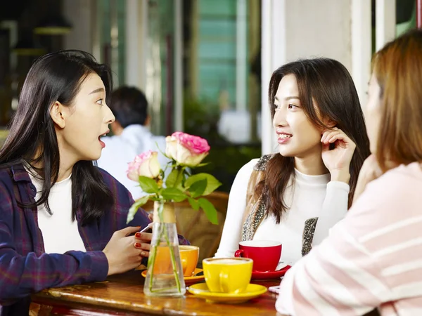 Három Boldog Gyönyörű Fiatal Ázsiai Asztal Beszélgető Beszélgetés Kávéház Teaház — Stock Fotó