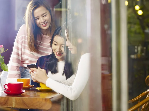 Три Счастливые Красивые Молодые Азиатские Женщины Сидят Столом Болтая Играя — стоковое фото