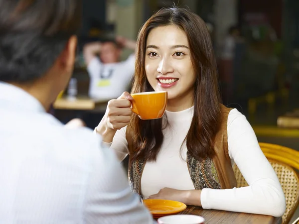 Giovani Asiatici Coppia Amanti Seduti Tavola Chiacchierando Faccia Faccia Caffetteria — Foto Stock