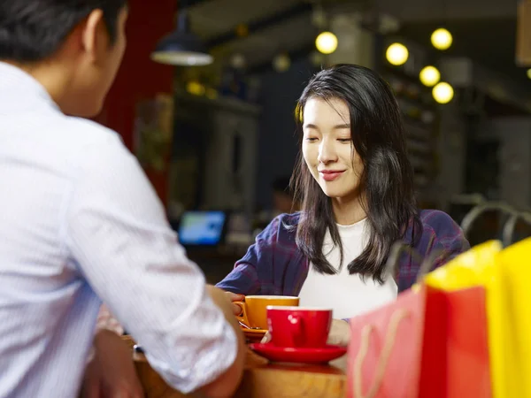 Jonge Aziatische Paar Liefhebbers Zitten Tabel Chatten Praten Coffeeshop Het — Stockfoto