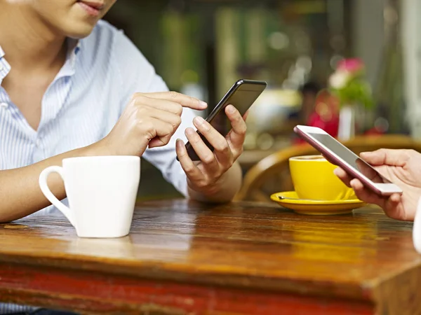 Händerna Mannen Och Kvinnan Använda Mobiltelefoner Kafé — Stockfoto