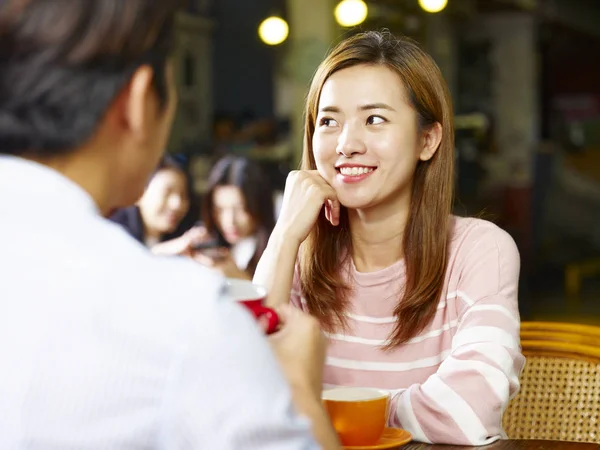 Junge Asiatische Paar Liebhaber Sitzen Tisch Und Unterhalten Sich Von — Stockfoto