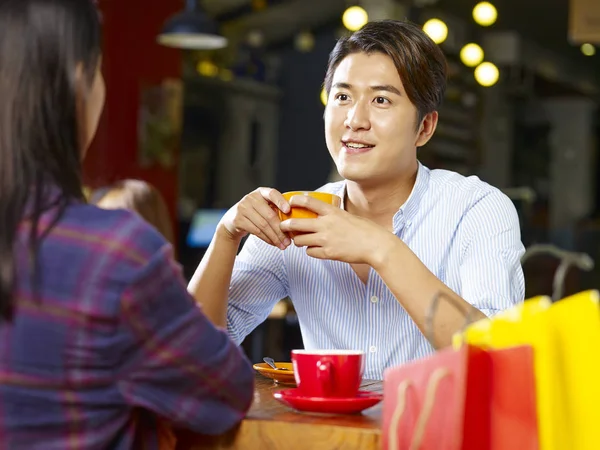 Junge Asiatische Liebespaare Sitzen Tisch Und Unterhalten Sich Nach Dem — Stockfoto