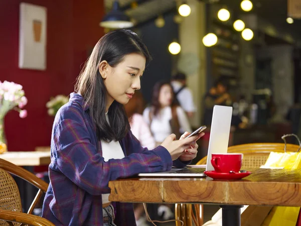 Junge Asiatin Sitzt Mit Handy Und Laptop Café — Stockfoto