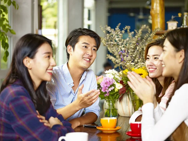 四快乐的亚洲年轻人男女在咖啡馆聊天交谈 — 图库照片