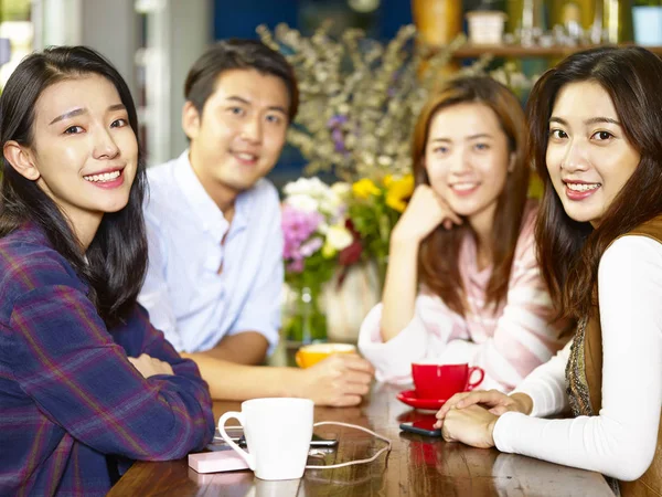 Grupp Fyra Glada Asiatiska Unga Vuxna Mannen Och Kvinnan Tittar — Stockfoto
