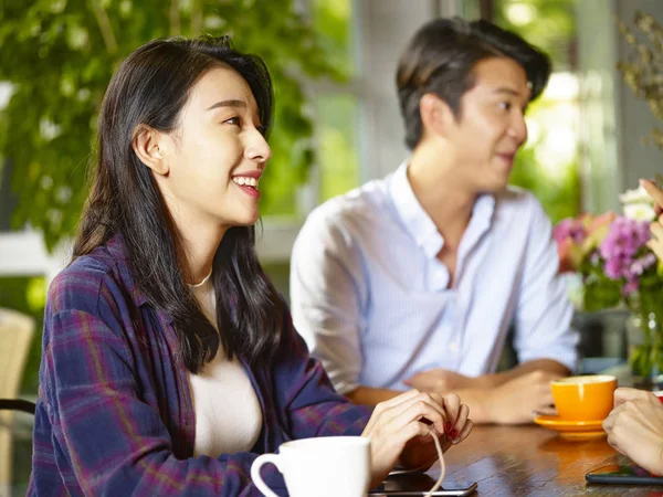 幸せな若いアジア男とコーヒー ショップで友人との会話で女性 — ストック写真