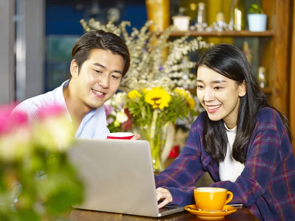 Mutlu Genç Asyalı Çift Kafede Dizüstü Bilgisayar Kullanan — Stok fotoğraf