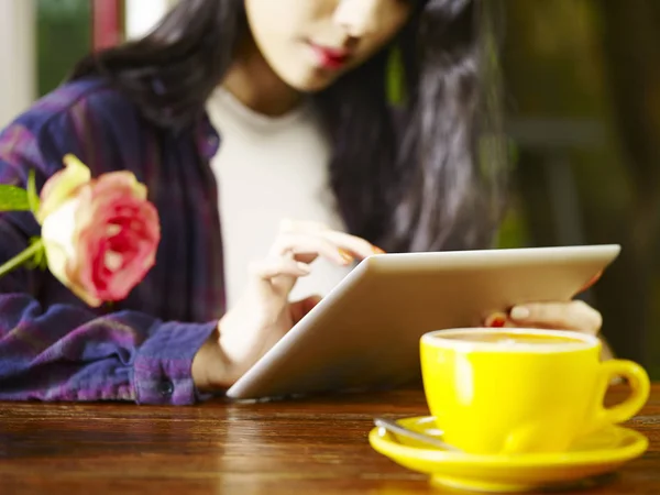Mladá Asijská Žena Pracující Pomocí Digitálních Tabletu Při Pití Kávy — Stock fotografie