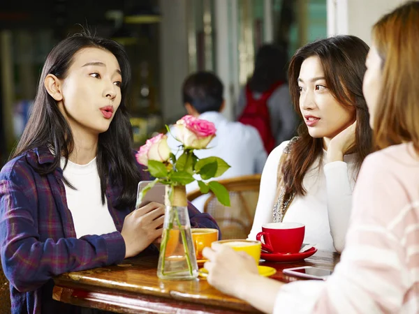 Drie Gelukkige Mooie Jonge Aziatische Vrouwen Achter Tabel Chatten Praten — Stockfoto