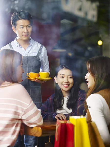 Junger Asiatischer Kellner Bedient Weibliche Kunden Café Erschossen Durch Fensterglas — Stockfoto