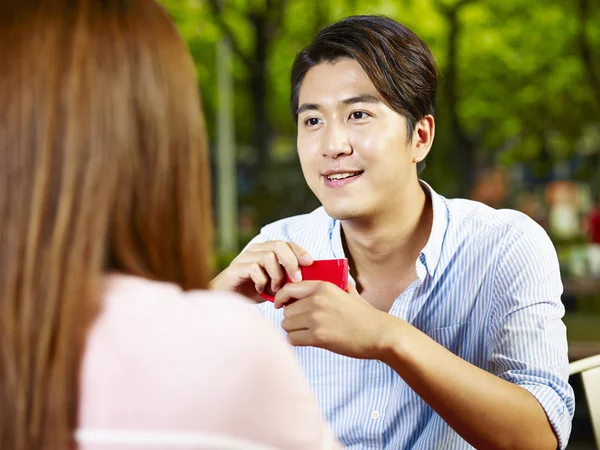 Jonge Aziatische Paar Liefhebbers Zitten Aan Tafel Buiten Chatten Praten — Stockfoto