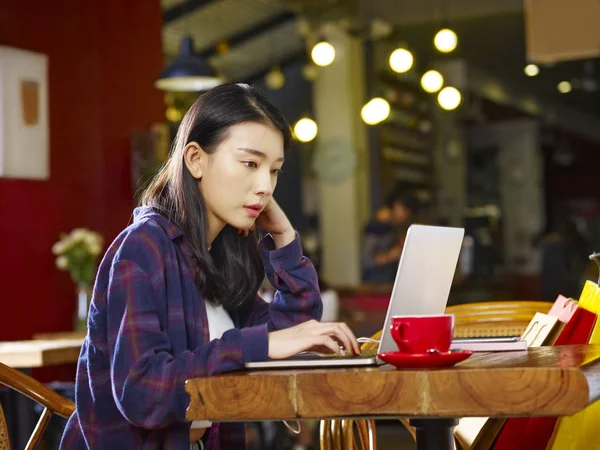 Jovem Asiático Mulher Sentado Café Trabalho Usando Laptop Computador — Fotografia de Stock