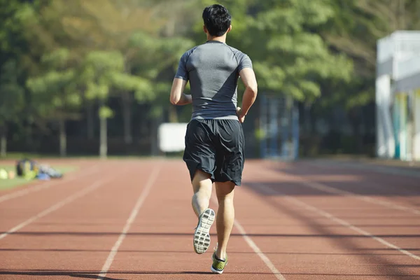 Молодой Азиат Мужчина Спортсмен Бег Тренировки Треке Вид Сзади — стоковое фото