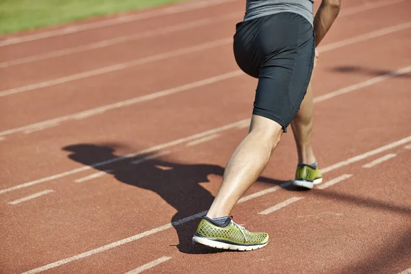 Joven Asiático Hombre Macho Atleta Calentamiento Hasta Estiramiento Piernas Pista — Foto de Stock