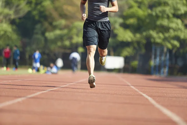 Jonge Aziatische Man Mannelijke Atleet Actief Opleiding Uit Oefenen Rails — Stockfoto