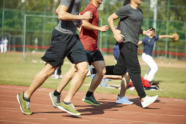 Cuatro Asiático Jóvenes Adultos Entrenamiento Corriendo Pista —  Fotos de Stock