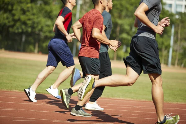 Cuatro Asiático Jóvenes Adultos Entrenamiento Corriendo Pista — Foto de Stock