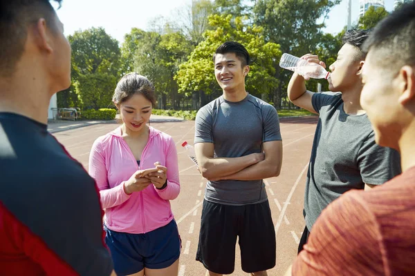 Jovem Asiático Adultos Atletas Relaxante Falando Pista Depois Exercitar — Fotografia de Stock