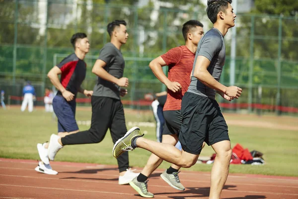 Jóvenes Asiáticos Adultos Atletas Corriendo Entrenamiento Pista Vista Lateral —  Fotos de Stock