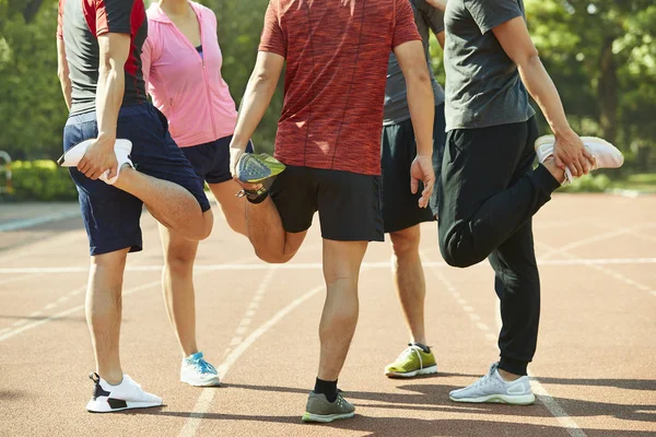 Grupo Jóvenes Asiáticos Adultos Calentamiento Hasta Estiramiento Piernas Pista —  Fotos de Stock