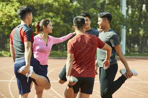 Grupo Jóvenes Asiáticos Adultos Calentamiento Hasta Estiramiento Piernas Pista —  Fotos de Stock